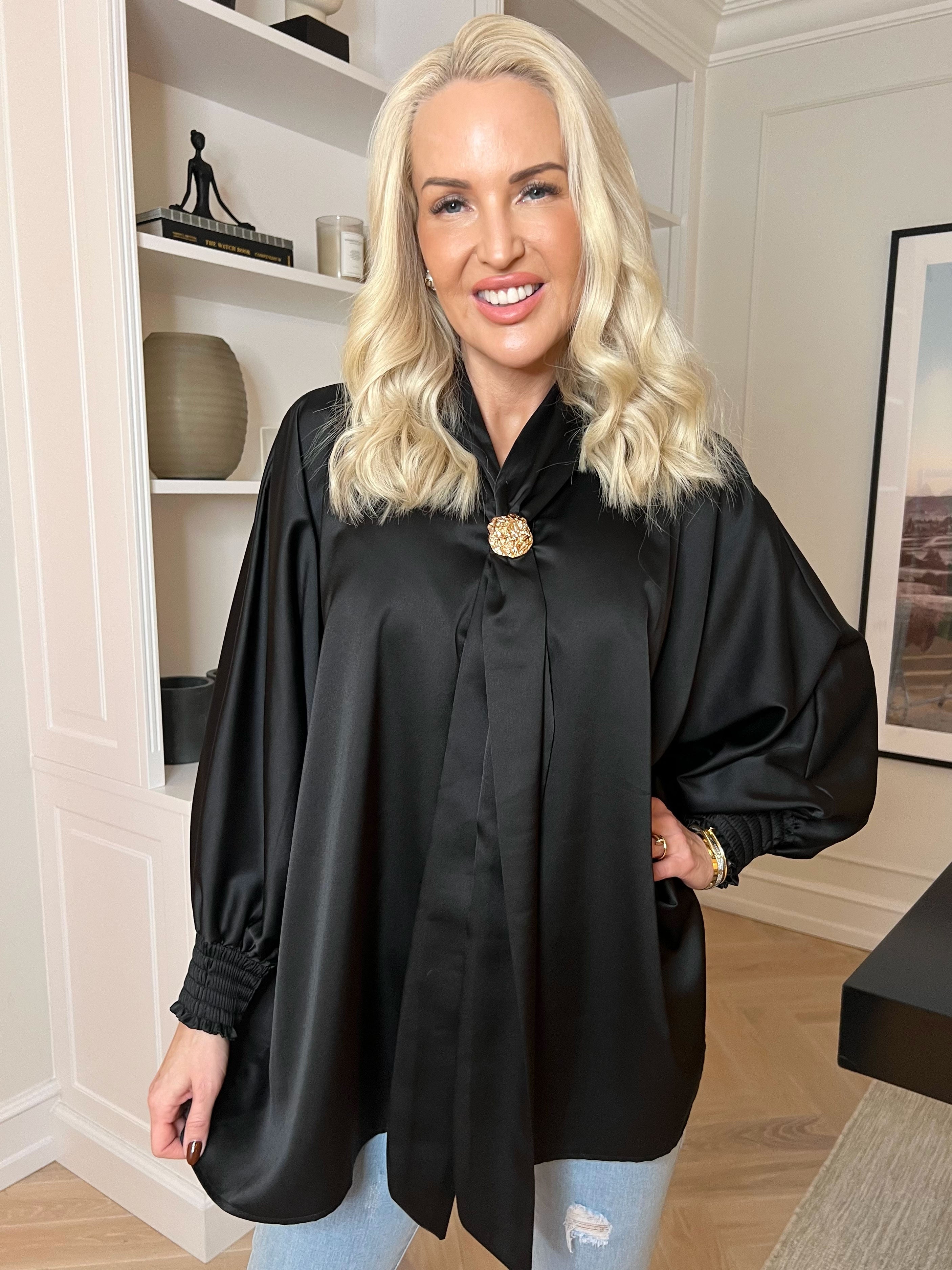 Janai - Sød tunika i silkelook med guld broche